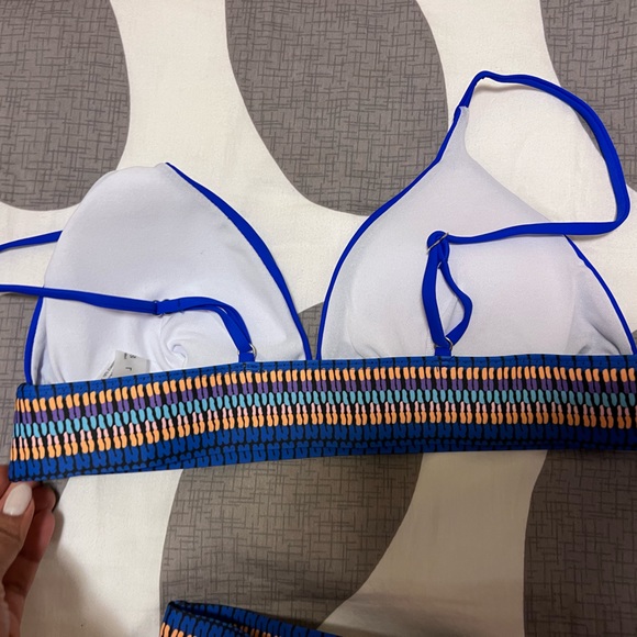 Vibrant blue triangle bikini with cute detailing - Picture 4 of 6
